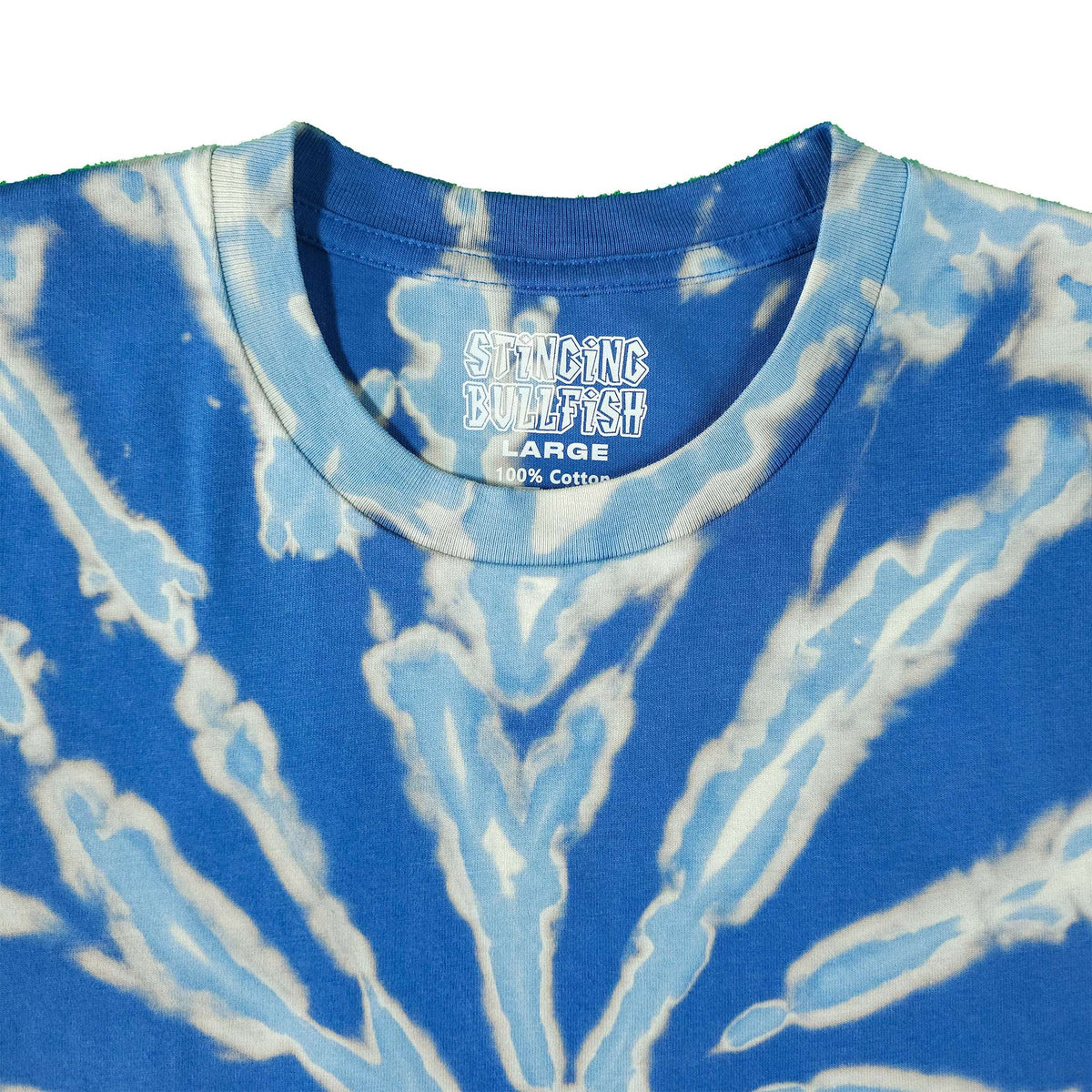 Bleach-dye spiral T-shirt neckline with chest graphic print, blue and light blue