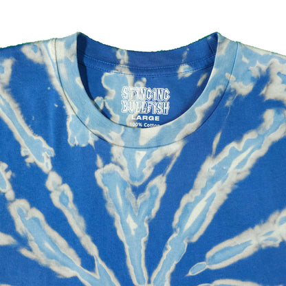 Bleach-dye spiral T-shirt neckline with chest graphic print, blue and light blue