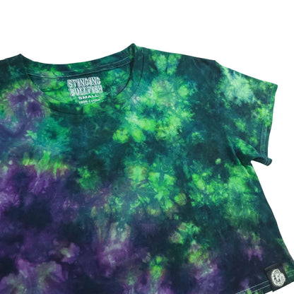 Tie-dye crop top with short sleeves, purple-green pattern, and printed chest logo