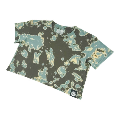Short-sleeve tie-dye crop top in dark green with teal and cream mottled splash design
