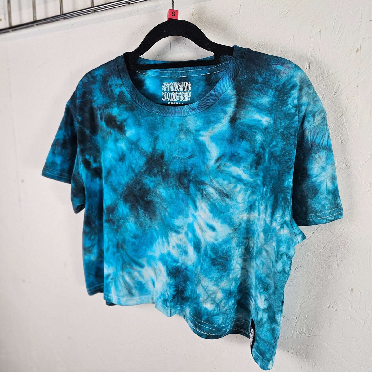 Blue tie-dye crop top with crew neck and short sleeves