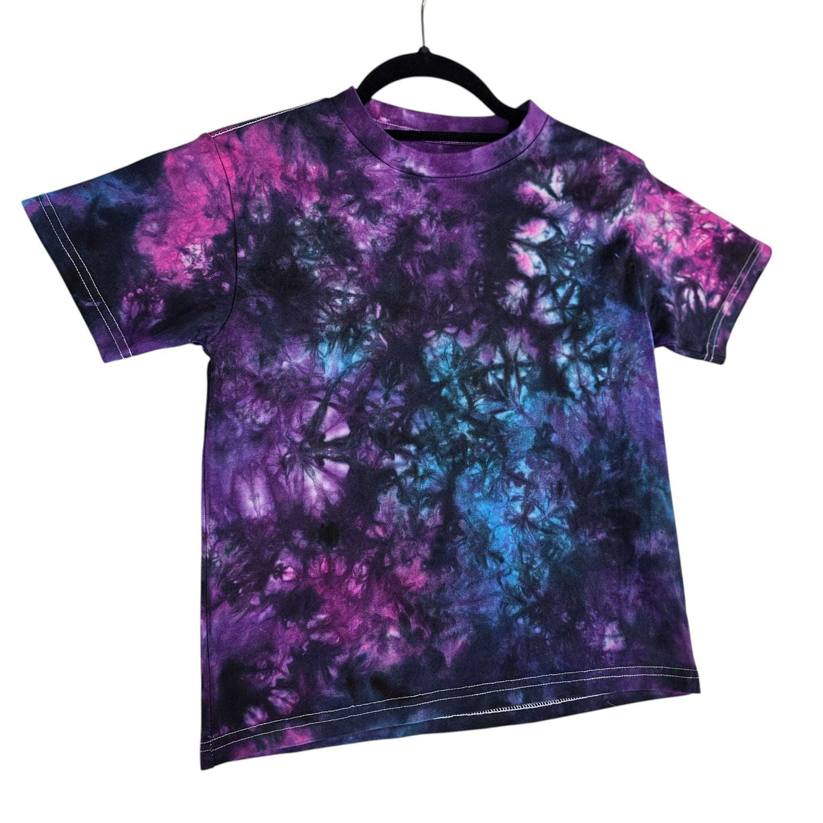 Kids tie-dye T-shirt with crew neck, short sleeves, purple and blue swirl pattern