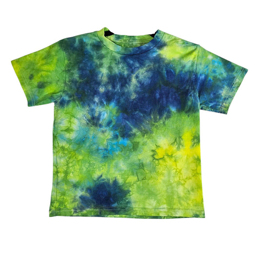Kids tie-dye t-shirt with blue-green-yellow swirl, crew neck, short sleeves