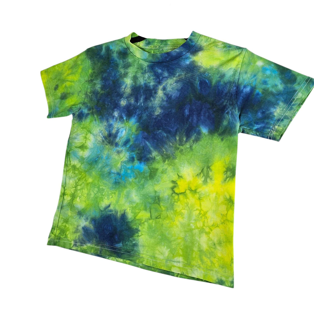 Kids tie-dye crew neck t-shirt with blue-green-yellow cloud pattern, short sleeves